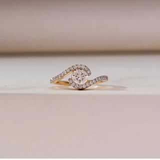 Which Hand For An Engagement Ring? Traditions, Meaning & Modern Style