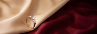 A Réia yellow gold solitaire ring with an Emerald-cut lab-grown diamond, displayed inside an open ring box.