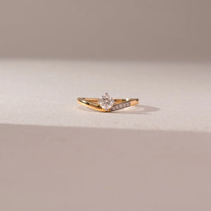 Luminous Round Diamond Twist Ring