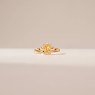 Front view of a diamond ring in 14KT Yellow Gold, featuring alternating oval diamond in a beige backdrop.