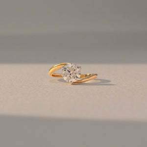 Fluid Curve Oval diamond Ring