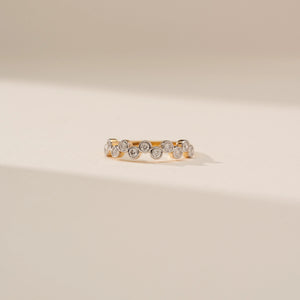 Elegant Alternating Motif Diamond Ring