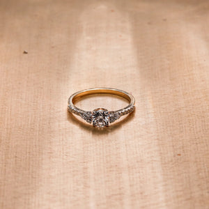 Graceful Clustered Diamond Gold Ring