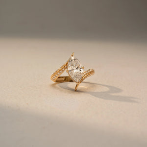 Luxurious Golden Crystal Beauty Ring