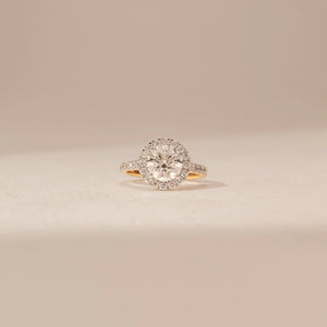 Exquisite Round Halo Diamond Ring