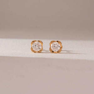 Floral Petal Glow diamond earring