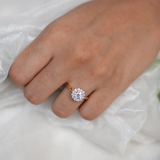 Linked diamond bracelet featuring repeating circular motifs with clustered centers and halo borders, forming a balanced and elegant patterned design.