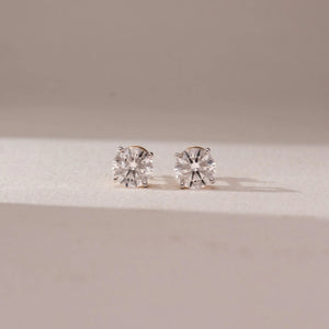Pure Round Glow diamond earring